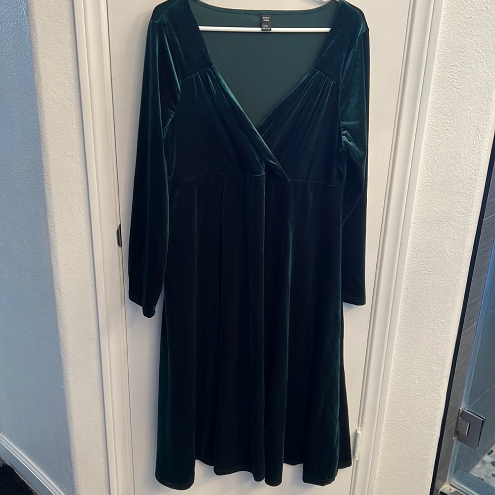 2X Green Velvet long sleeved dress.